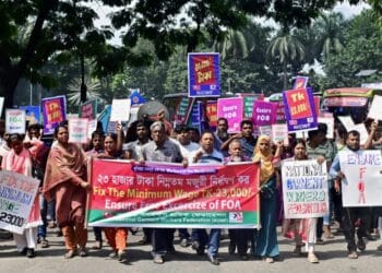 Bangladeş'te düşük ücret protestosu: 2 işçi hayatını kaybetti