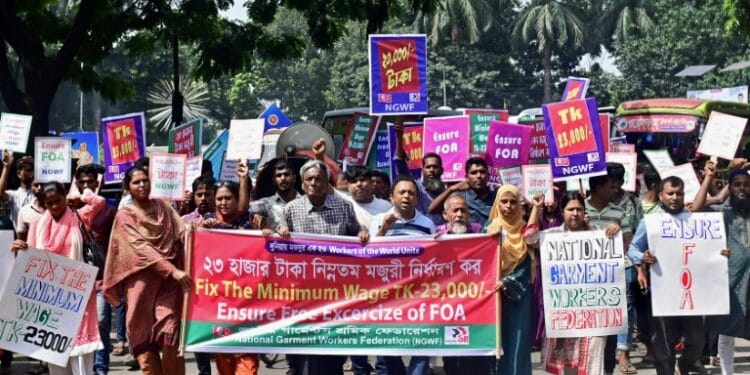 Bangladeş'te düşük ücret protestosu: 2 işçi hayatını kaybetti