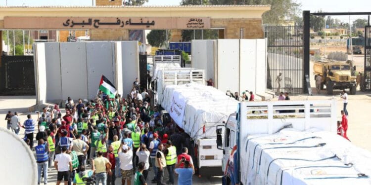 Refah Sınırı Kapısı'ndan yardımlar geçmeye başladı.