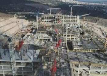 İzmir Şehir Hastanesi şantiyesinde çalışan işçilerden iş bırakma eylemi