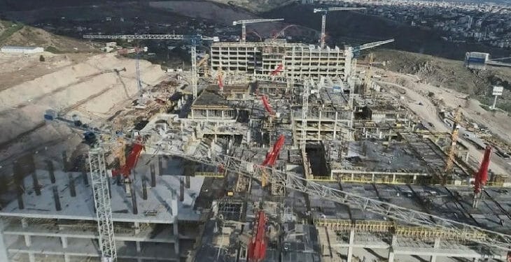 İzmir Şehir Hastanesi şantiyesinde çalışan işçilerden iş bırakma eylemi