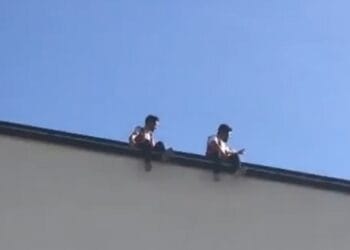 İzmir Bayraklı Şehir Hastanesi'nde 2 işçi ödenmeyen ücretleri için hastanenin çatısında eyleme başladı