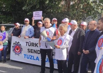 Sendika toplantısına katıldıkları için işten atılan işçiler açıklama yaptı