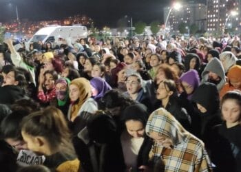 Öğrencinin asansörde mahsur kalması protesto edildi