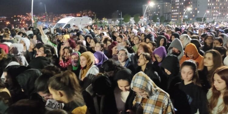 Öğrencinin asansörde mahsur kalması protesto edildi