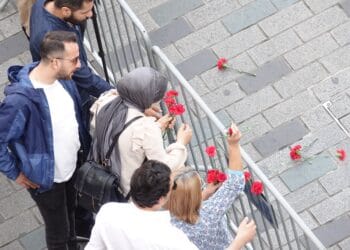 Cumartesi Anneleri, 971. haftada Galatasaray Meydanı'na karanfil bıraktı