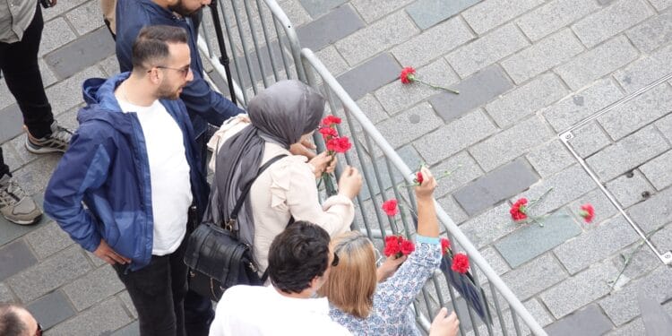 Cumartesi Anneleri, 971. haftada Galatasaray Meydanı'na karanfil bıraktı
