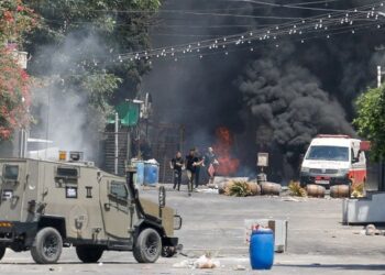 İsrail ordusu Batı Şeria'da mülteci kampı ve üç hastaneyi kuşattı