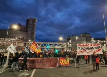 İtalya'da liman işçileri İsrail'e gidecek silahları yüklememe kararı aldı