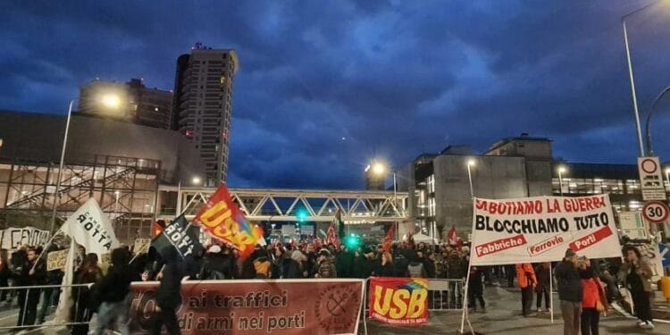 İtalya'da liman işçileri İsrail'e gidecek silahları yüklememe kararı aldı