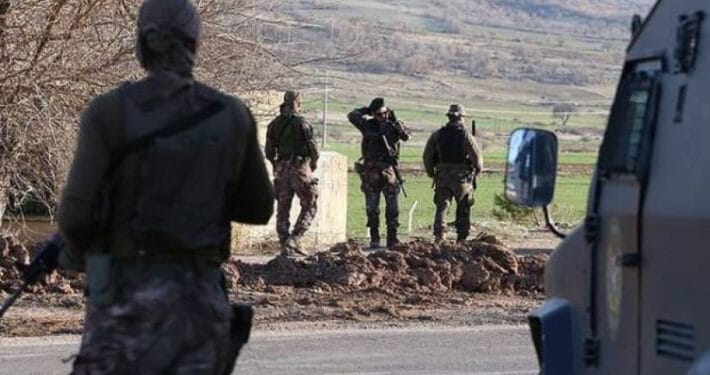 Bitlis'te ev baskınları: En az 15 gözaltı