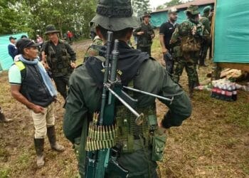Eski FARC üyeleri barış görüşmelerini askıya aldığını duyurdu