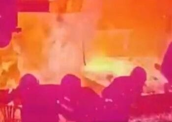 Tosyalı Holdinge ait fabrikada meydana gelen patlamada 1 işçi hayatını kaybetti