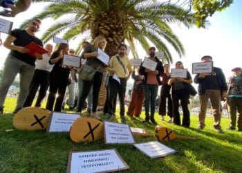 Sanatçılardan İBB önünde protesto