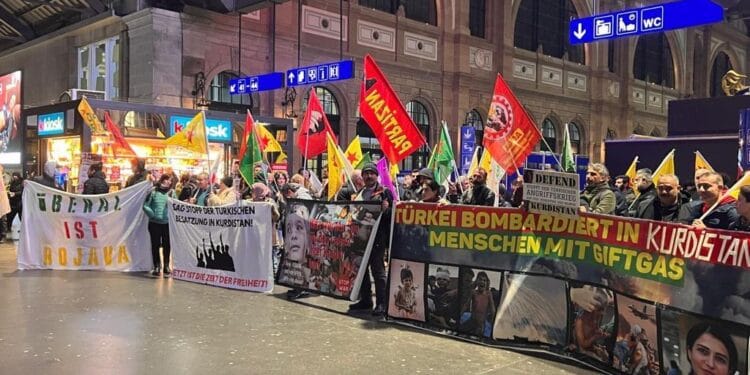 Rojava'ya yönelik saldırılar İsviçre'de protesto edildi