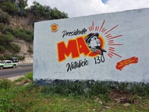 Ekvador'da Başkan Mao'nun 130. yaşını kutlayan grafiti.