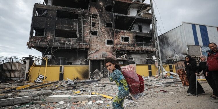 İsrail'in Şucaiyye Mahallesi'ne düzenlediği saldırı sonrası 300 kişi enkaz altından çıkarıldı