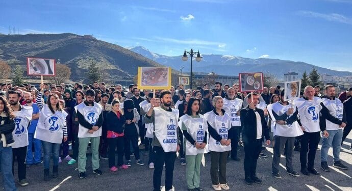 Bitlis'te sağlık emekçilerinden "yemek boykotu" kararı