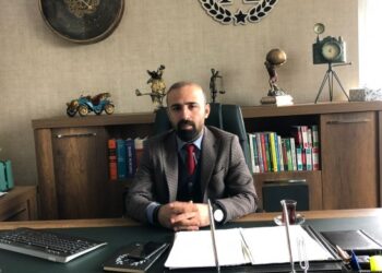 Karakolda müvekkilleri ile Kürtçe konuşan avukat saldırıya uğradı