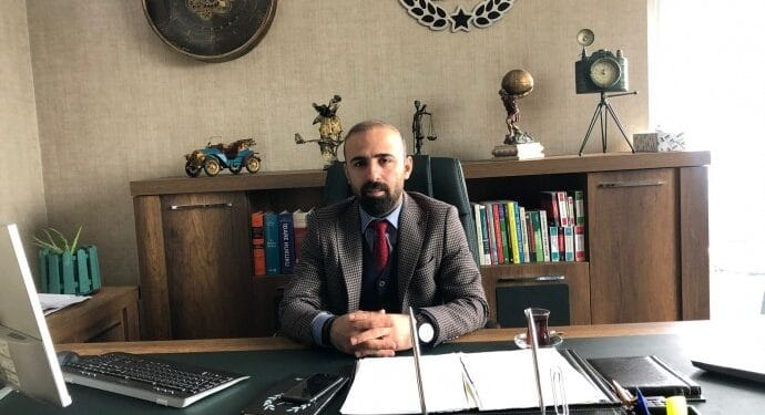 Karakolda müvekkilleri ile Kürtçe konuşan avukat saldırıya uğradı