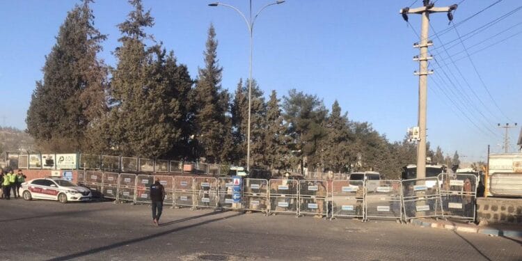 Jandarma Özak Tekstil işçilerine barikat ördü, fabrikaya giden yolu kapattı