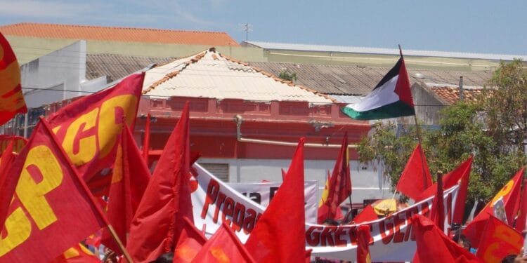 Yoksul Köylüler Birliği (LCP) flamaları ve Filistin bayrağı. Fotoğraf: AND