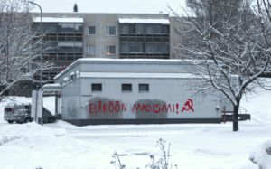 Finlandiya'da "Yaşasın Maoizm" yazılaması.