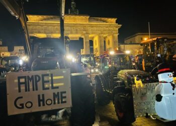 Berlin'de çiftçiler vergilerin düşürülmesi talebiyle eylem yaptı