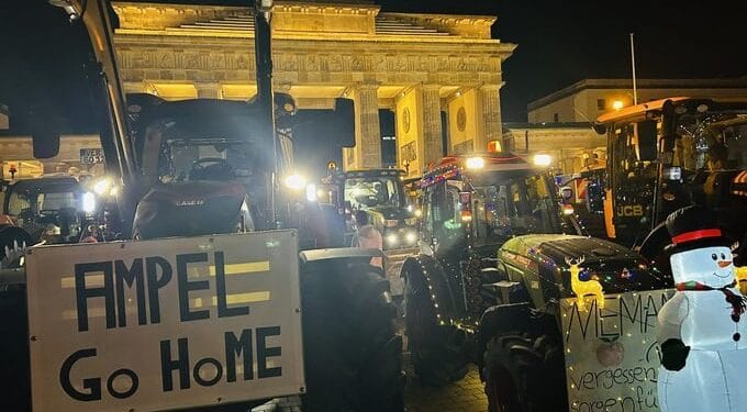 Berlin'de çiftçiler vergilerin düşürülmesi talebiyle eylem yaptı