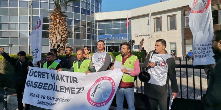 İnşaat işçileri Menemen Belediyesi önünde eylem yaptı