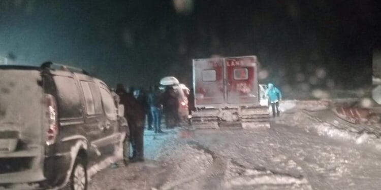 Ağrı'da iş makinesi uçuruma yuvarlandı