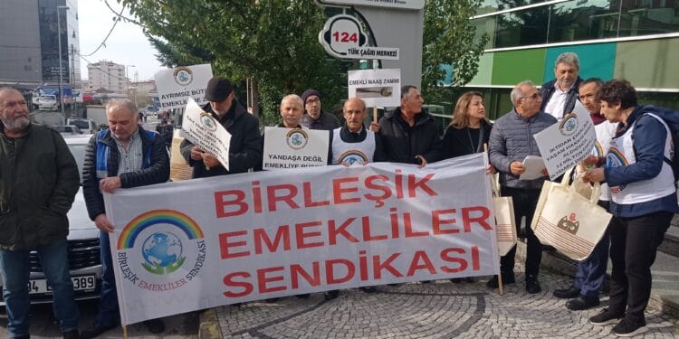 Birleşik Emekliler Sendikası'ndan TÜİK önünde boş poşetli eylem