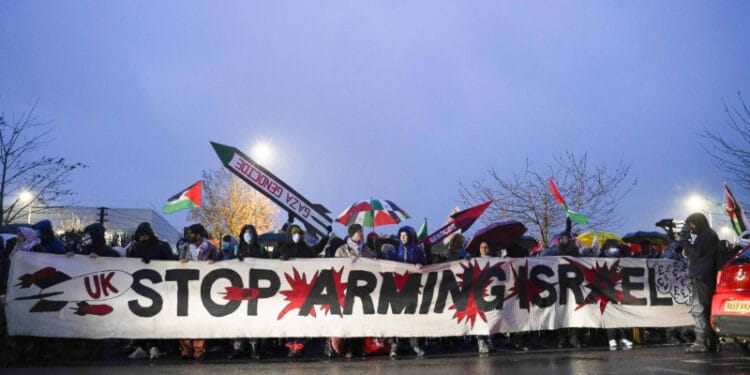 İngiltere ve İskoçya'da silah fabrikalarında blokaj eylemi