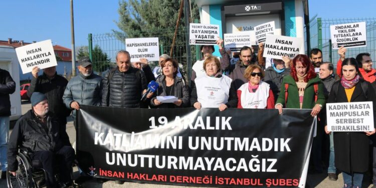 İHD ve TDİ 19 Aralık Katliamının yıl dönümünde Ümraniye Hapishanesi önünde açıklama yaptı