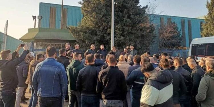 Tezcan Galvaniz fabrikasında işçiler iş bıraktı