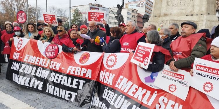 Emeklilerden 3 kentte eylem: "Her geçen gün yoksullaşmamıza neden olan politikalara karşı buradayız”