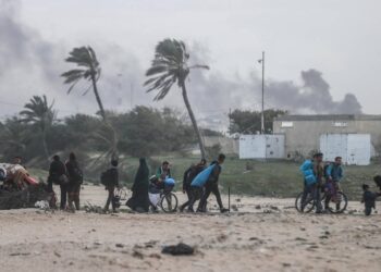 İsrail on binlerce Filistinlinin sığındığı BM merkezine saldırdı