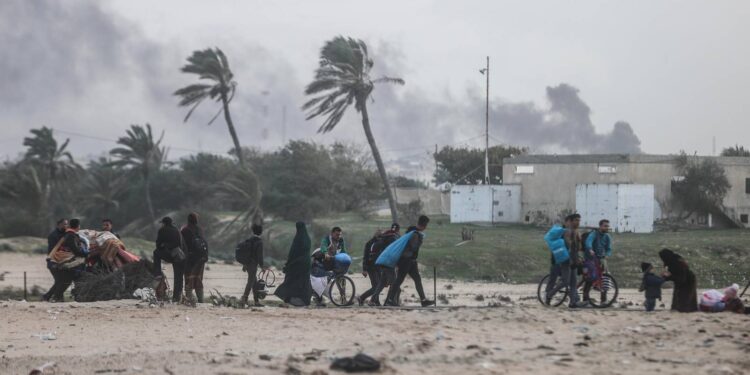 İsrail on binlerce Filistinlinin sığındığı BM merkezine saldırdı