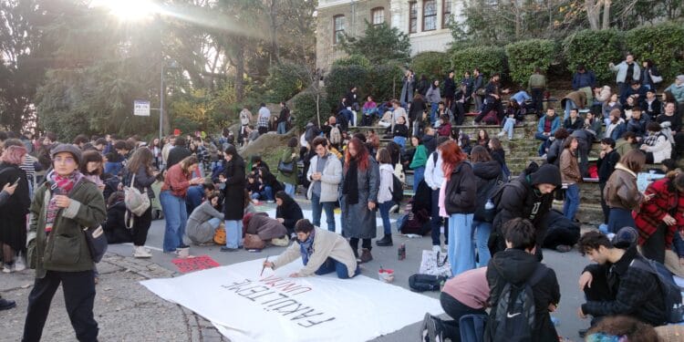 Boğaziçi Üniversitesi öğrencileri