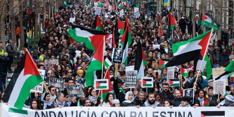 İspanya'da yüz binlerce kişi Filistin'e destek için yürüdü