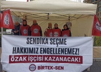 Özak Tekstil işçileri holdingin ofisi önüne çadır kurdu