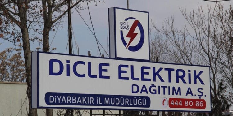 Diyarbakır'da DEDAŞ mahallenin elektriğini kesti