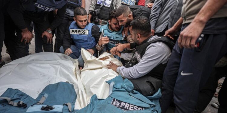 Gazze'de katledilen gazeteci sayısı 121 oldu