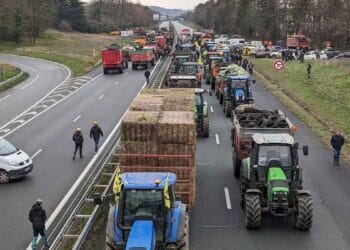 Fransa'da araç eylem yapan çiftçilerin arasına daldı: 1 ölü