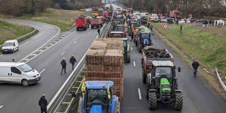 Fransa'da araç eylem yapan çiftçilerin arasına daldı: 1 ölü