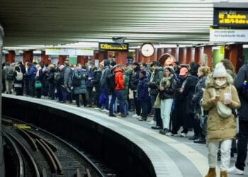 Almanya’da demiryolu işçileri greve çıktı, seferler durdu