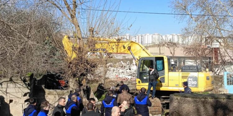 Diyarbakır'da kayyım Fabrika Mahallesi'nde yıkıma başladı