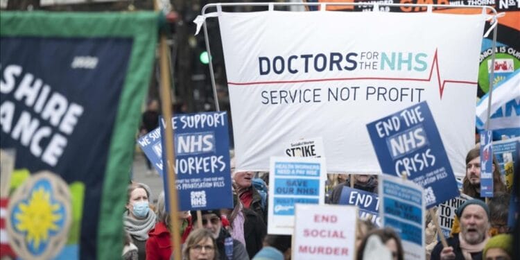 İngiltere'de pratisyen hekimler greve gitti
