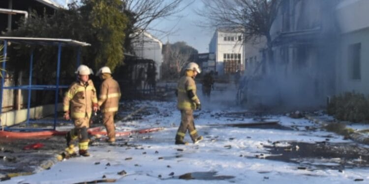 İzmir'de parfüm fabrikasında yangın