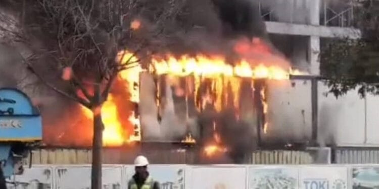 Ataşehir'de işçilerin kaldığı konteynerde yangın